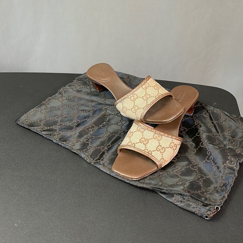 Elegant Gucci sandals. Matching hand bag available